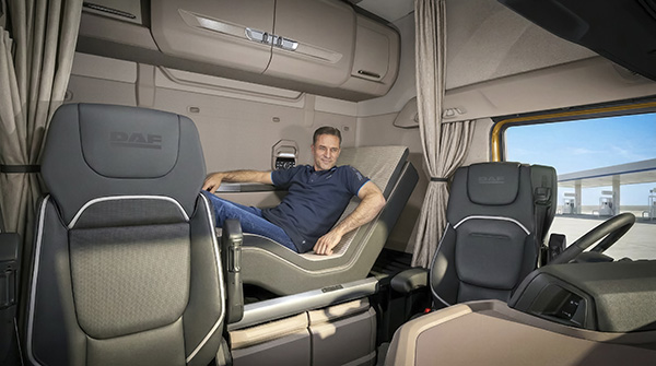 DAF-Single-Driver-Luxury-Package-Driver-on-Relax-Bed-lr
