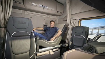 DAF-Single-Driver-Luxury-Package-Driver-on-Relax-Bed-lr